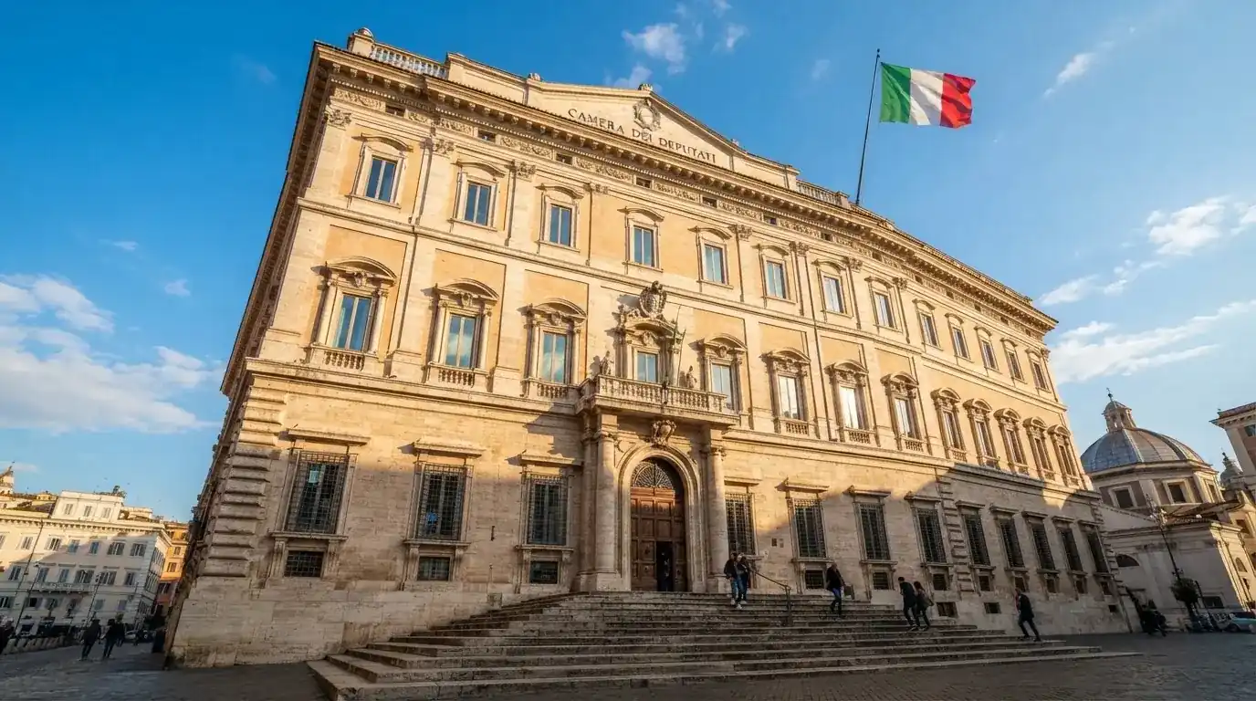 Un edificio governativo italiano con bandiera al vento fotografato dal basso in una giornata di sole.